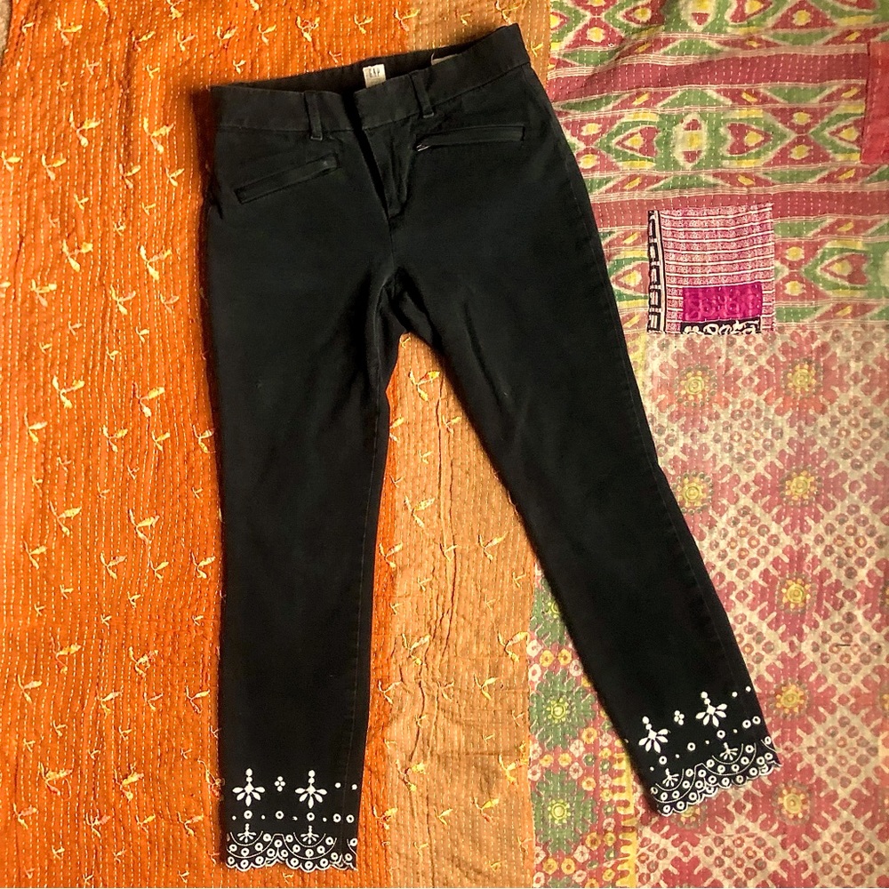 GAP capris with sweet embroidered cuff
